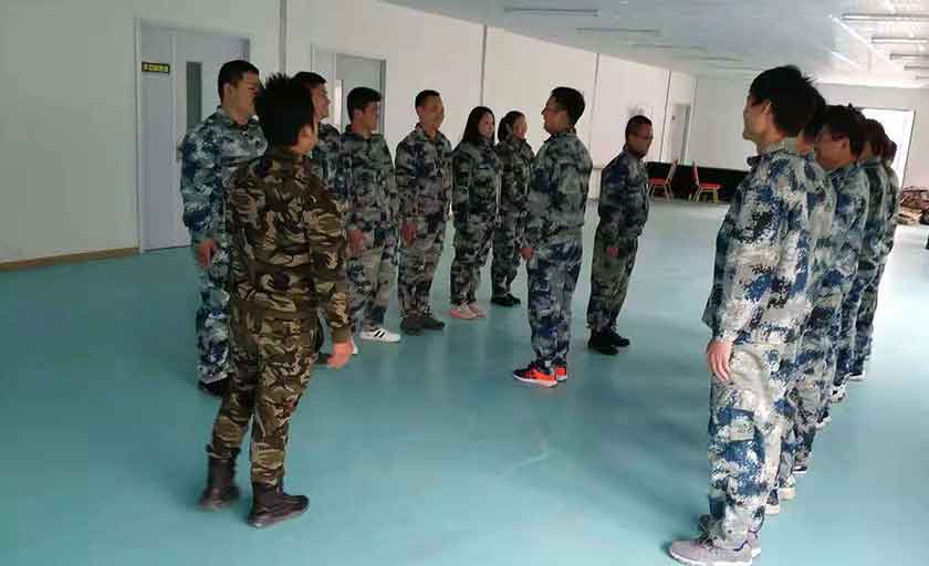 員工接受軍事化訓(xùn)練